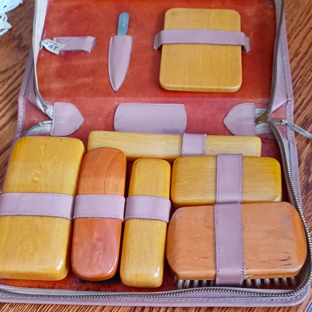 VINTAGE  MEN'S CELLULOID TRAVEL  GROOMING KIT in  GENUINE GOAT LEATHER CASE